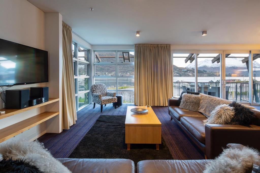 Absolute Lakefront Location - 3 Bedroom Apartment Куийнстаун Екстериор снимка