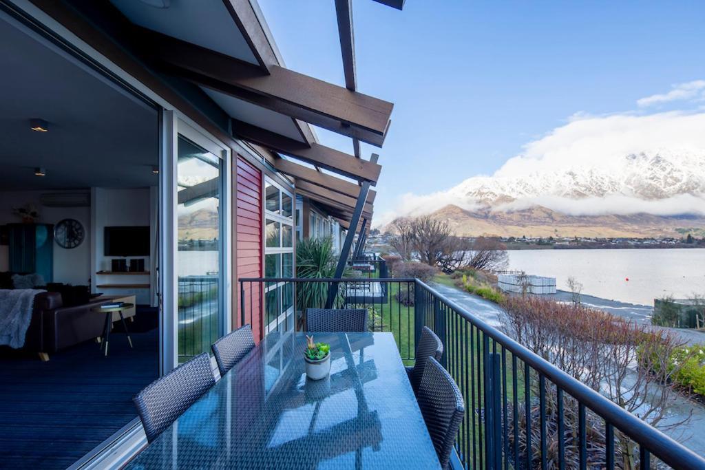 Absolute Lakefront Location - 3 Bedroom Apartment Куийнстаун Екстериор снимка