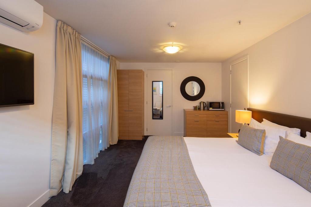 Absolute Lakefront Location - 3 Bedroom Apartment Куийнстаун Екстериор снимка